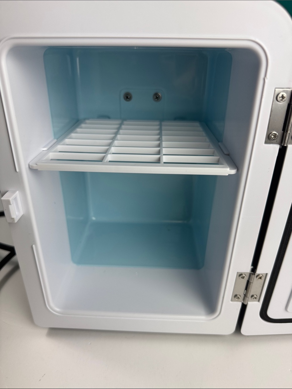 Frigidaire Retro Mini Fridge Black 4L 6 Can Skincare Cooler - Picture 3 of 6